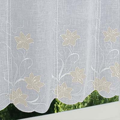 Short window curtain with beige flowers